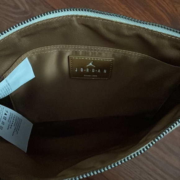 New Nike Jordan Monogram unisex pouch coconut milk MM0897-W3Z - Picture 3 of 4